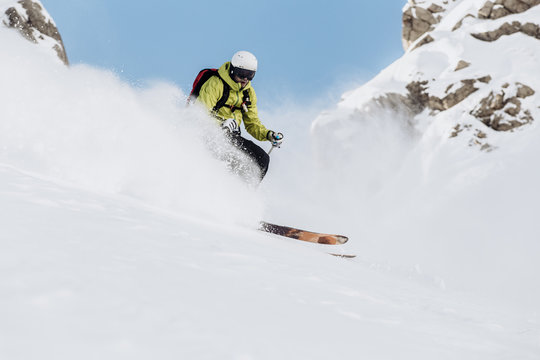 Austria, Tyrol, Arlberg, Young man free skiing in mountains