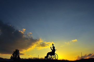 Fototapeta na wymiar engelli insan ve günbatımı 