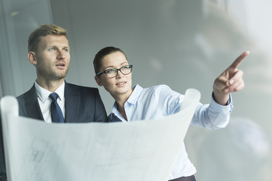 Fototapeta Business people holing construction plan