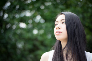 Naklejka premium 考え事をする女性