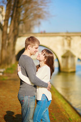 Fototapeta premium Young romantic couple in Paris