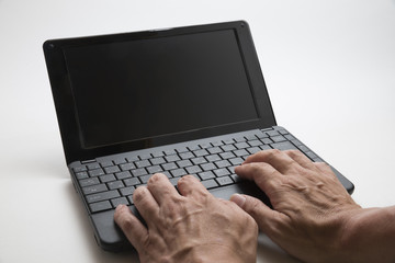 ノートパソコンと日本人男性の手
