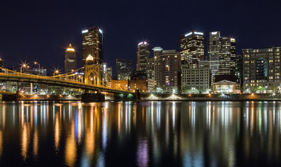 Naklejka premium Pittsburgh Pennsylvania Skyline at Night