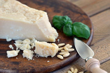 Parmesan, Parmesanmesser, Basilikum, Pinienkerne - Pesto Zutaten
