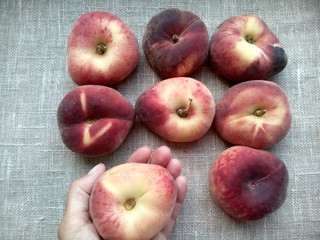 Персики инжирные