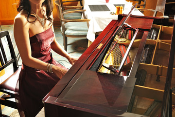グランドピアノを弾く女性の手