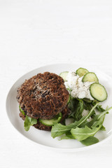 Schwarze Bohnen Burger mit Rucola, Quark und Gurken, vegetarisch