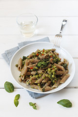 Dinkel-Vollkorn-Rigatoni mit Erbsen und Spinat, vollwertig und vegan