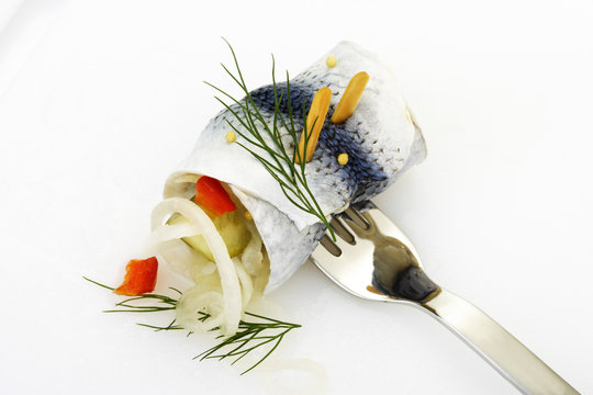 Gabelrollmops, Rollmops mit Zwiebel und Gurke gef&uuml;llt auf Gabel