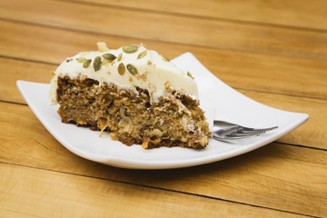 Möhrenkuchen mit Kürbiskernen und Walnüssen mit Zuckerguß-Garnierung
