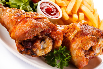 Grilled turkey thighs with chips and vegetables 