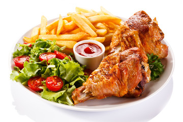 Grilled turkey thigs with chips and vegetables 