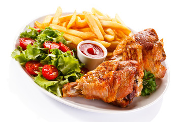 Grilled turkey thigs with chips and vegetables 
