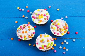 Schokocupcakes mit bunten Schokoladenlinsen