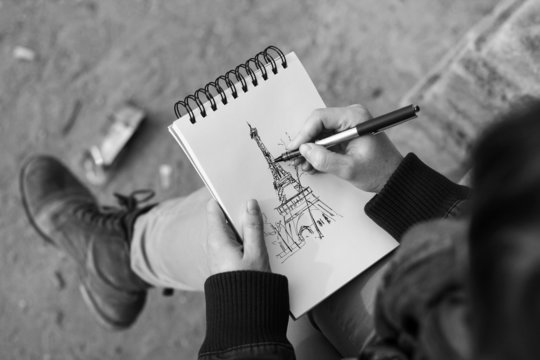 Black and white image of the Eiffel Tower drawn on paper