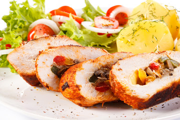 Stuffed chicken fillets and vegetables 