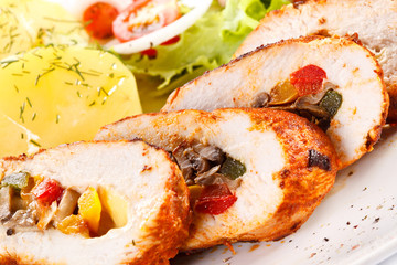 Stuffed chicken fillets and vegetables 