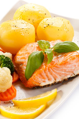 Grilled salmon, white rice and vegetables