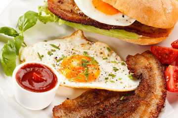 Breakfast - sandwich, egg, bacon and vegetables