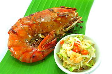Large sweet shrimp with honey and mango salad.
