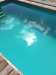spiegelung des Himmels im Pool