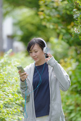 ヘッドフォンで音楽を聞く女性
