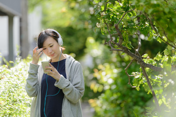 ヘッドフォンで音楽を聞く女性