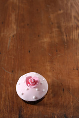 rosa cupcake mit marzipan rose