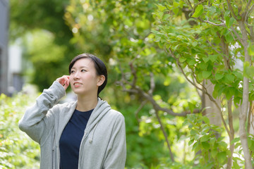 Obraz premium 新緑と若い女性