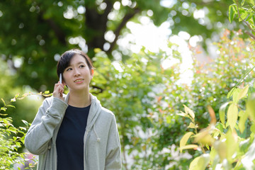 Obraz premium スマートフォンで話す女性