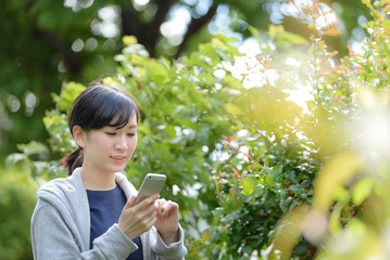 スマートフォンを操作する女性