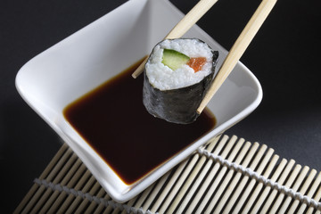 Sushi aus Lachs und Gurke