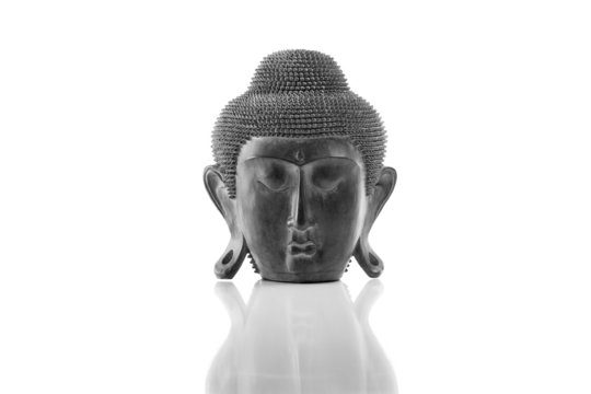 Cabeza de Buda sobre  un fondo blanco