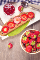 sandwich with strawberry