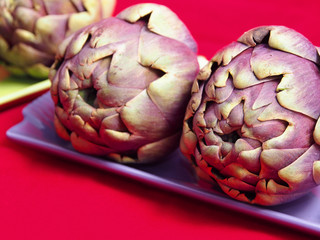 Obraz premium Raw purple artichokes