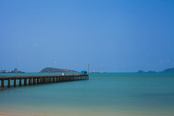 Obraz premium The bridge extends into the sea