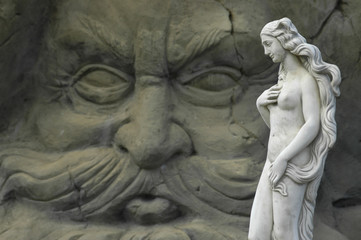 Fototapeta na wymiar Estatua cara neptuno y mujer