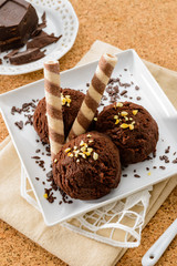 Gelato al cioccolato con biscotti