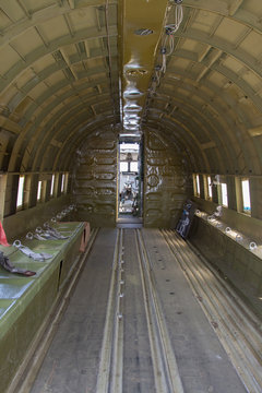 Frachtraum eines alten Militärtransportflugzeuges