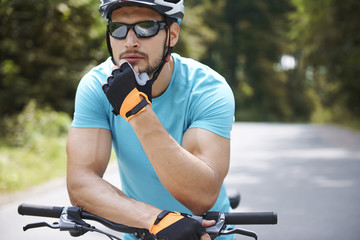 Naklejka premium Man planning his bicycle destination.