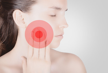 Donna con male ai denti bocca