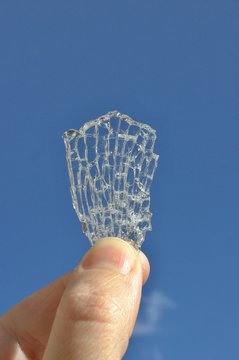 Spontaneous glass breakage - shard in the hand