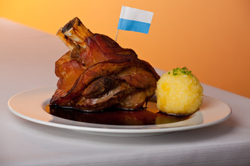 Schweinshaxe mit Kartoffelknödel auf einem Teller
