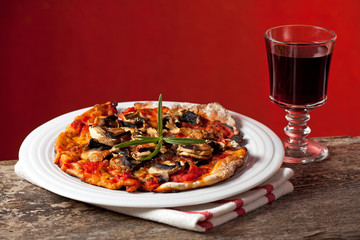Champignonpizza auf einem Holztisch