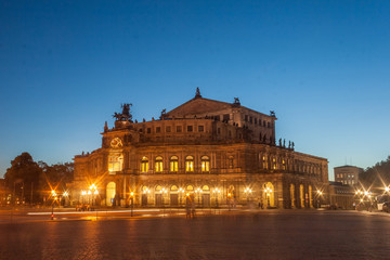 Dresdner Oper bei Nacht