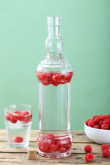 acqua ghiaccio e frutta lamponi sfondo verde