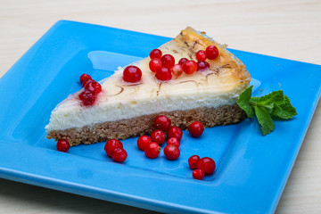 Cheesecake with berries and mint