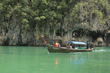 Obraz premium Langtailboat by Karst rock formations in the Bay of Phang Nga, Thailand, Southeast Asia