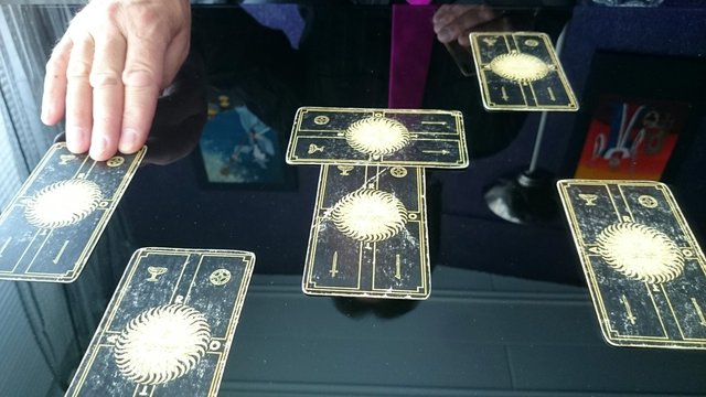 Tarotkarten legen hand mann