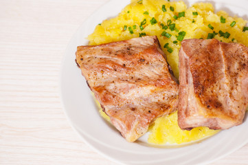 ribs with mashed potato